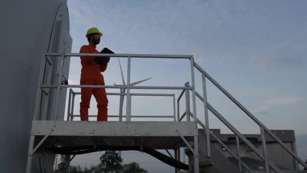 Ingénieur Travaillant Tenant Rapport Parc Éoliennes Centrale Électrique Sur Montagne — Video