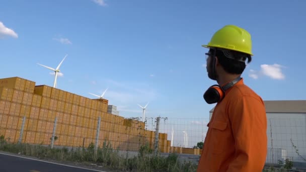 Ingeniero Que Trabaja Sostiene Informe Parque Eólico Power Generator Station — Vídeo de stock