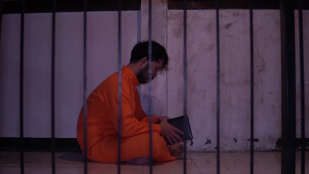 Retrato Del Hombre Desesperado Por Atrapar Prisión Hierro Concepto Prisionero — Vídeo de stock