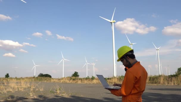 Ingeniero Que Trabaja Sostiene Informe Parque Eólico Power Generator Station — Vídeo de stock