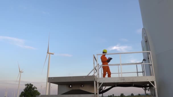 Ingenieur Arbeitet Und Hält Den Bericht Windkraftpark Power Generator Station — Stockvideo