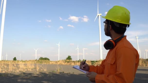 Ingenjör Som Arbetar Och Håller Rapporten Vindkraftverket Power Generator Station — Stockvideo