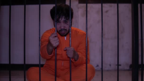 Retrato Del Hombre Desesperado Por Atrapar Prisión Hierro Concepto Prisionero — Vídeos de Stock