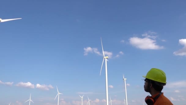 Engenheiro Trabalhando Segurando Relatório Parque Turbinas Eólicas Power Generator Station — Vídeo de Stock