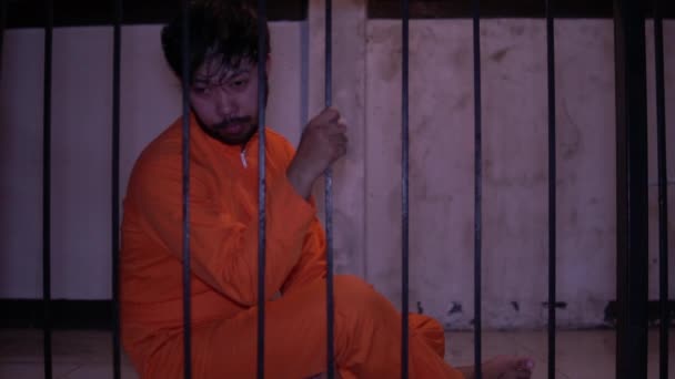 Porträt Eines Mannes Der Verzweifelt Versucht Das Eiserne Gefängnis Fangen — Stockvideo