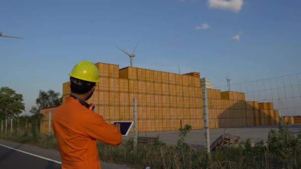 在山地风力涡轮机发电机组工作并保存报告的工程师 — 图库视频影像