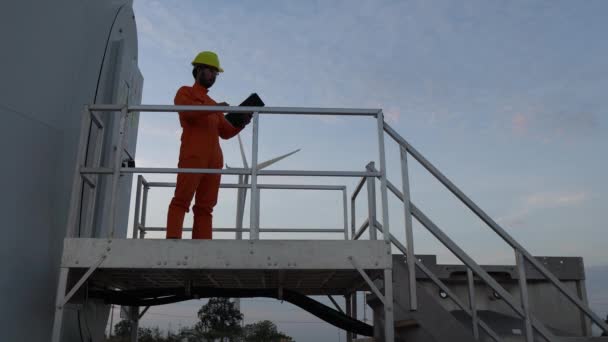 Ingeniero Que Trabaja Sostiene Informe Parque Eólico Power Generator Station — Vídeo de stock