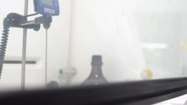 Laboratuvarda çalışan Asyalı bilim adamı. Deneyin sonuçlarını araştıran araştırmacı.