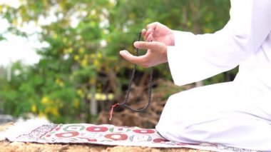 Gündüz vakti dışarıda dua eden müslüman adam manzarası, Ramazan festivali konsepti.