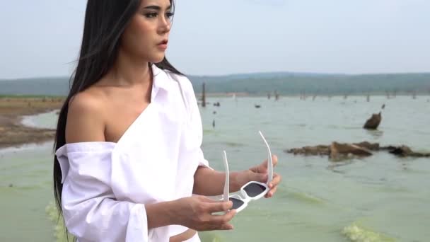 Mulher Bonita Asiática Vestindo Biquíni Beira Mar Pôr Sol Relaxar — Vídeo de Stock