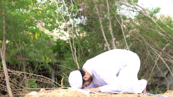 Young Asian Muslim Man Praying Outdoors Daytime Ramadan Festival Concept — Stock Video