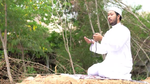 Νεαρός Ασιάτης Μουσουλμάνος Προσεύχεται Έξω Την Ημέρα Ιδέα Φεστιβάλ Ραμαζανίου — Αρχείο Βίντεο
