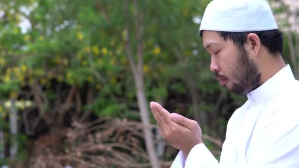 Ung Asiatisk Muslim Man Utomhus Dagtid Ramadan Festival Koncept — Stockvideo