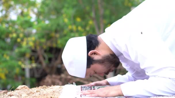 Jovem Asiático Muçulmano Homem Orando Livre Durante Dia Ramadan Festival — Vídeo de Stock