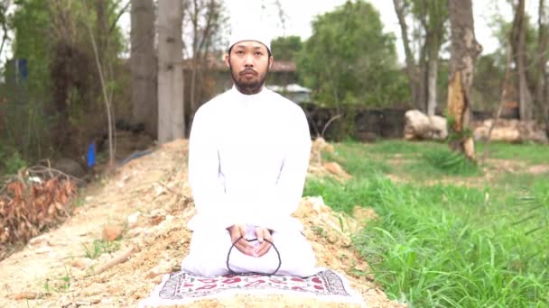Mladý Asijský Muslim Muž Modlí Venku Dne Ramadán Festival Koncept — Stock video