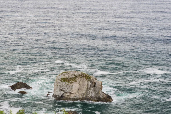 Praia da Gueirua. Falésias da costa do mar Cantábrico em Cudilleros, Asturi — Fotografia de Stock