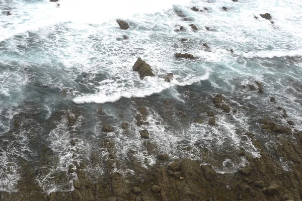 Rotsen in de Cantabrische Zee in Asturië — Stockfoto