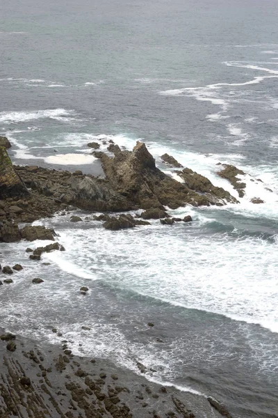 Βράχια στην Κανταβρική Θάλασσα στις Αστούριες — Φωτογραφία Αρχείου