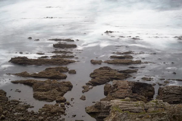Скалы Кантабрийского моря в Астурии — стоковое фото