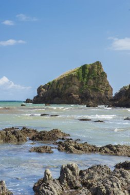 Gün batımında Asturias sahilinde ufukta bulutlar beliriyor.