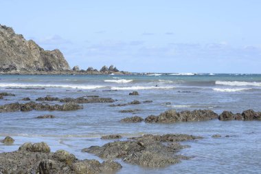 Gün batımında Asturias sahilinde ufukta bulutlar beliriyor.