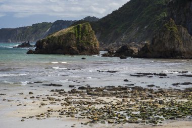 Gün batımında Asturias sahilinde ufukta bulutlar beliriyor.