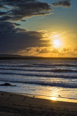 Asturias sahilinde gün batımı. Cantabrian Denizi üzerindeki bulutlar