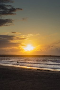 Asturias sahilinde gün batımı. Cantabrian Denizi üzerindeki bulutlar
