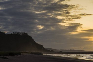 Asturias sahilinde gün batımı. Cantabrian Denizi üzerindeki bulutlar