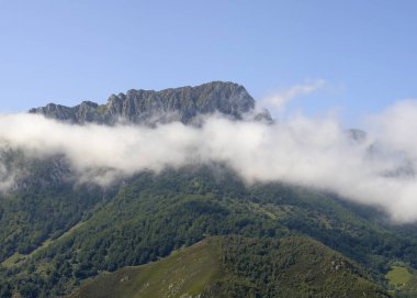 Picos de Europa, İspanya 'nın kuzeyinde bulunan bir dağ topluluğudur.