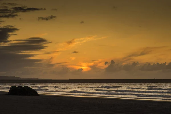 Zonsondergang op het strand van Asturië. Wolken boven de Cantabrische Zee — Stockfoto