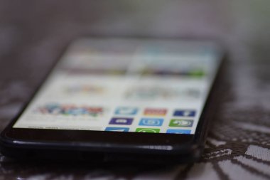 Masanın üzerinde mobil logo sosyal ağları