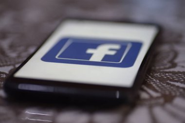 Cep telefonunda facebook logosu