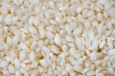 Cam bir kavanozda yuvarlak pirinç taneleri