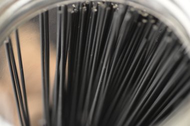 Siyah spagetti cam bir kavanozun içinde