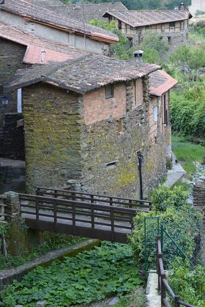 Типичные каменные дома Robledillo de Gata в Фамадуре, Испания — стоковое фото