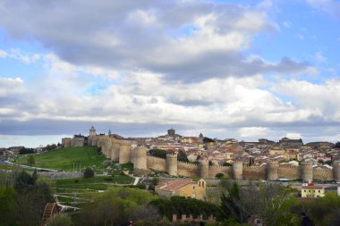 Villanın duvarı, etrafını çevreleyen Romanca askeri bir çittir.