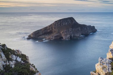 Asturias, Cudille yakınlarındaki Cantabrian Denizi 'ndeki bir uçurumdan gün batımı