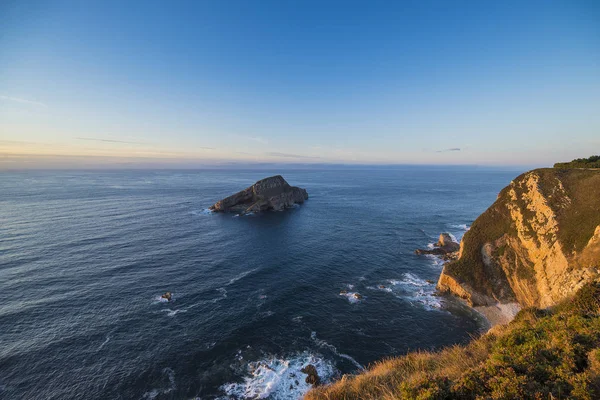 Asturië, zonsondergang op het strand vanaf een klif in de Cantabrische Zee — Stockfoto