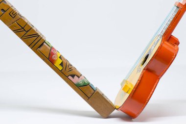 El yapımı tahta ukulele ve flüt.