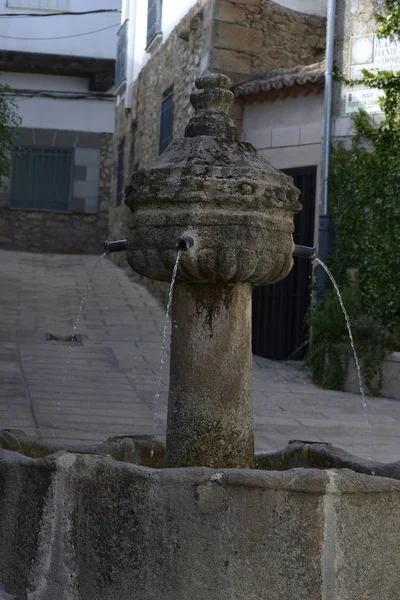 Cuacos de Yuste, więcej szczegółów fontanny i domy w Extremadura, Spai — Zdjęcie stockowe