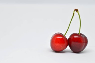 Beyaz arkaplanda kırmızı kiraz