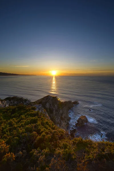 Asturië, zonsondergang op het strand vanaf een klif in de Cantabrische Zee — Stockfoto