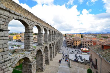Segovia, İspanya. Şehre su taşıyan Roma su kemeri