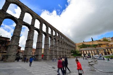 Segovia, İspanya. Şehre su taşıyan Roma su kemeri