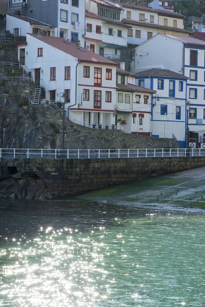 Cudillero är ett råd, församling och ort för den autonoma co — Stockfoto