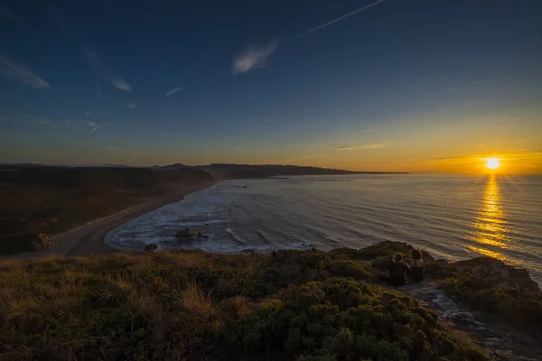 Asturie, tramonto sulla spiaggia da una scogliera nel Mar Cantabrico — Foto Stock