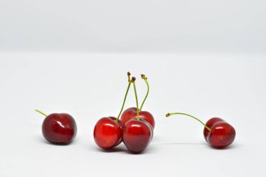 Beyaz arkaplanda kırmızı kiraz