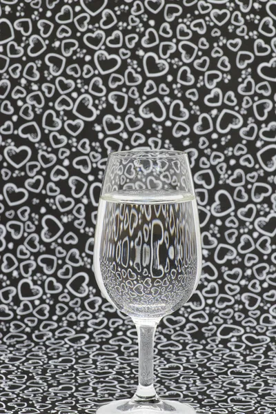 Glas kopp med hjärtan bubblor — Stockfoto