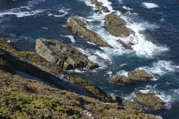 Astúrias, penhascos e rochas sobre o Mar Cantábrico — Fotografia de Stock